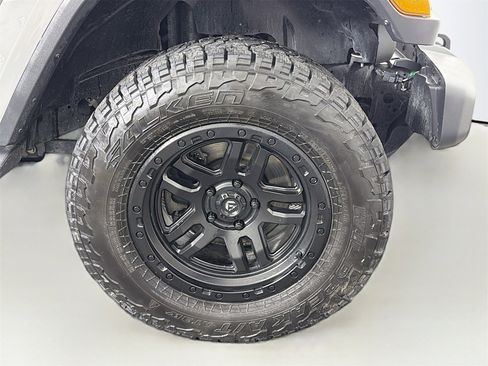 Used 2018 Jeep Wrangler Unlimited Sahara image 34