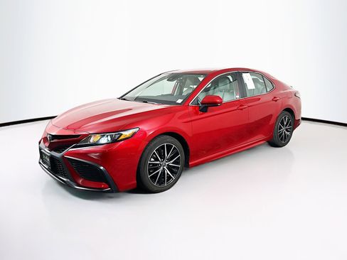 Used 2021 Toyota Camry SE FWD image 3