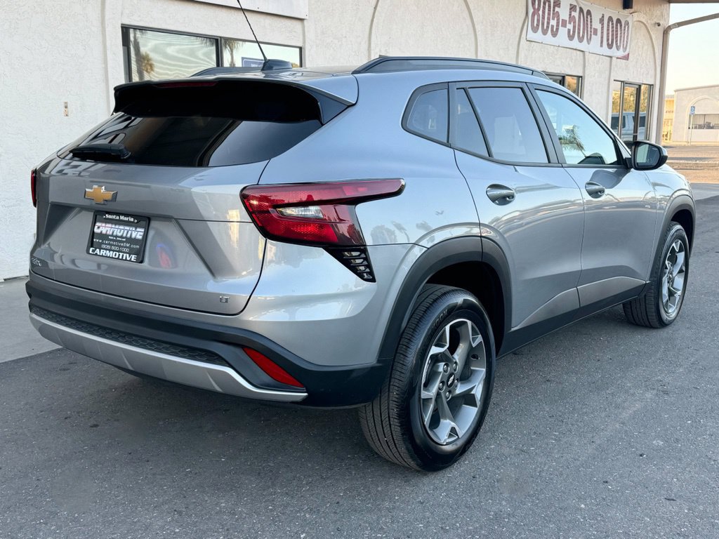 Used 2025 Chevrolet Trax LT FWD image 4