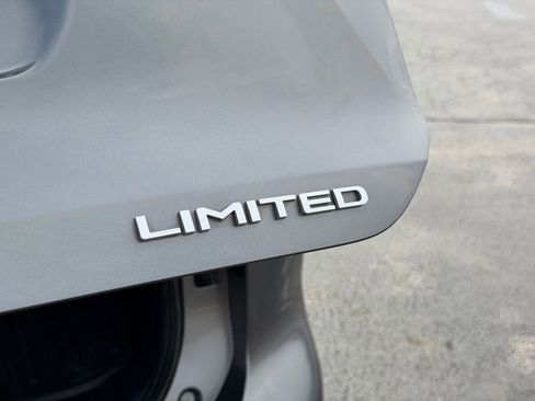 Used 2025 Toyota Highlander Limited AWD/4WD image 33