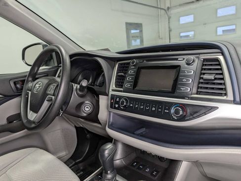 Used 2019 Toyota Highlander LE image 38