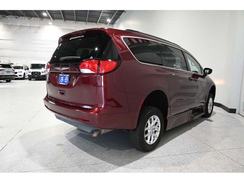 Used 2021 Chrysler Voyager Lxi FWD image 6