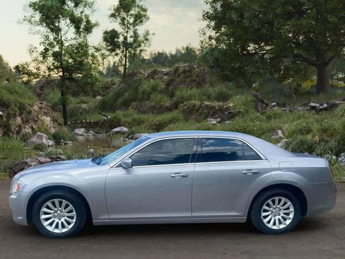 Used 2013 Chrysler 300 image 4