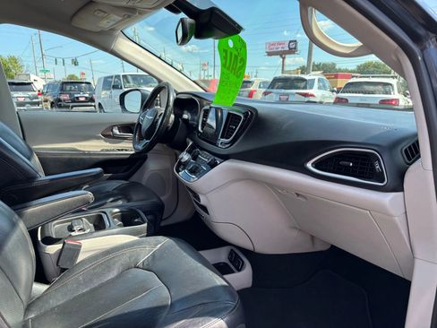 Used 2019 Chrysler Pacifica Touring-L w/ Advanced Safetytec Group FWD image 15