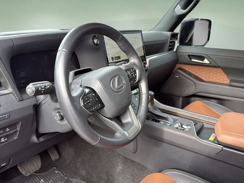Used 2024 Lexus GX 550 w/ Accessory Package (2T) AWD/4WD image 12