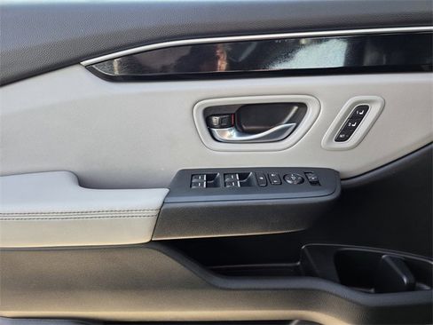 Used 2025 Honda Pilot Touring image 17