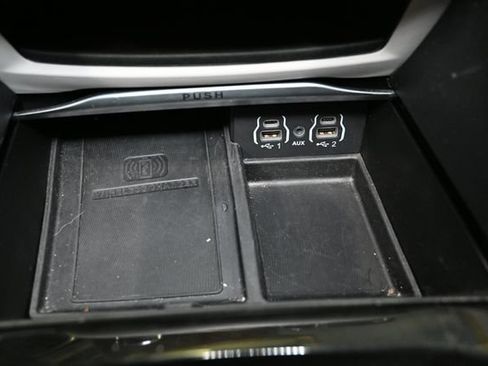 Used 2023 Chrysler Pacifica Limited FWD image 28