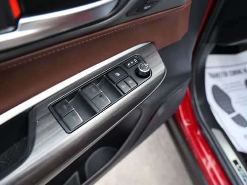 Certified 2024 Toyota Venza XLE image 32