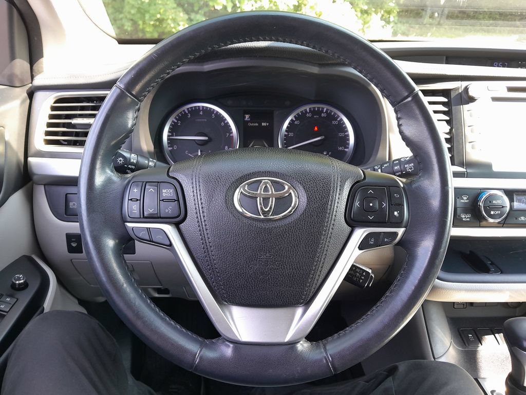 Used 2018 Toyota Highlander XLE AWD/4WD image 17