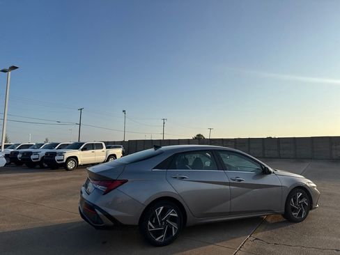 Used 2025 Hyundai Elantra SEL FWD image 20