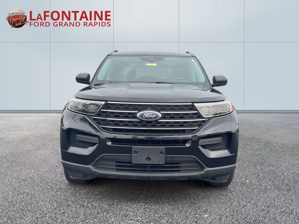 Used 2024 Ford Explorer XLT AWD/4WD image 2