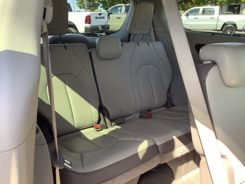 Used 2017 Chrysler Pacifica Touring-L image 35