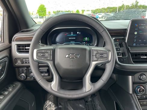 Used 2022 Chevrolet Suburban Z71 w/ Z71 Off-Road Package AWD/4WD image 17