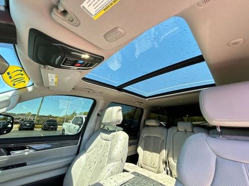 Used 2022 Jeep Wagoneer Series III w/ Premium Group I AWD/4WD image 40