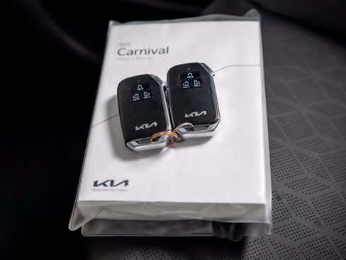 Used 2023 Kia Carnival LX FWD image 33