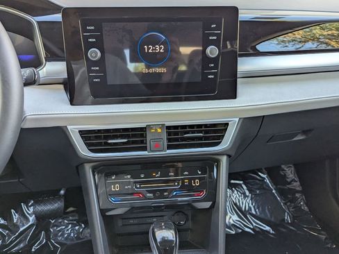 Used 2025 Volkswagen Taos SE w/ Panoramic Sunroof Package image 11