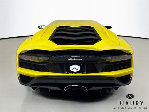 Used 2018 Lamborghini Aventador S image 7