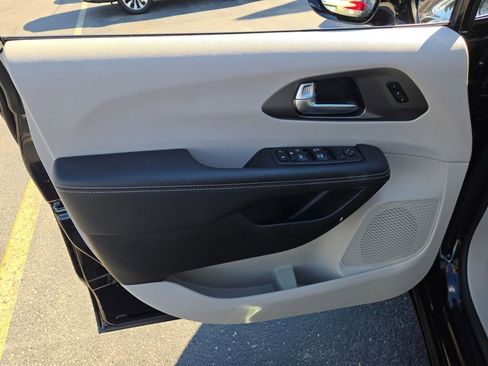 Used 2024 Chrysler Pacifica Touring-L image 17