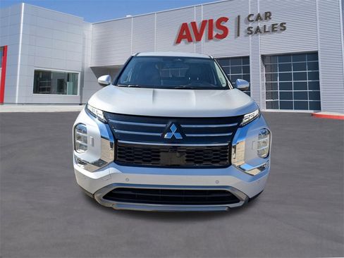 Used 2025 Mitsubishi Outlander SE image 2