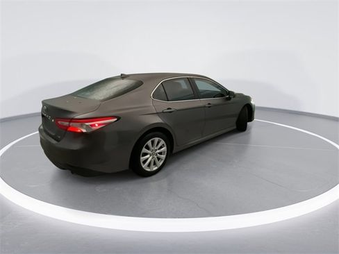 Used 2020 Toyota Camry LE image 4
