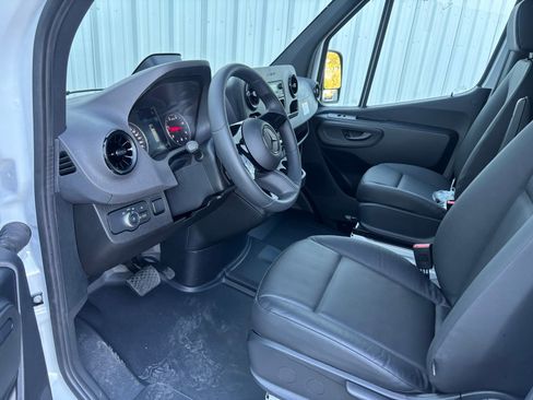Used 2025 Mercedes-Benz Sprinter 2500 image 15