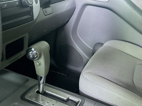 Used 2010 Nissan Frontier SE image 24