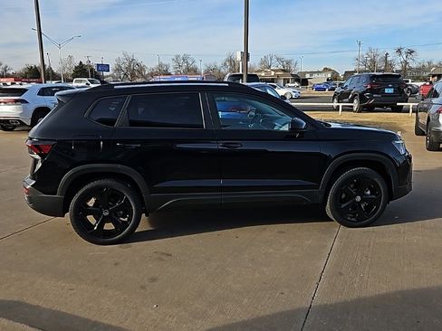 New 2026 Volkswagen Taos SE image 4