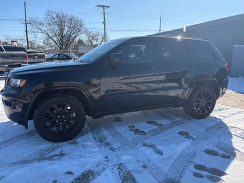 Used 2017 Jeep Grand Cherokee Altitude image 5