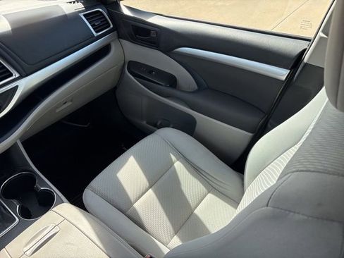 Used 2014 Toyota Highlander LE image 14