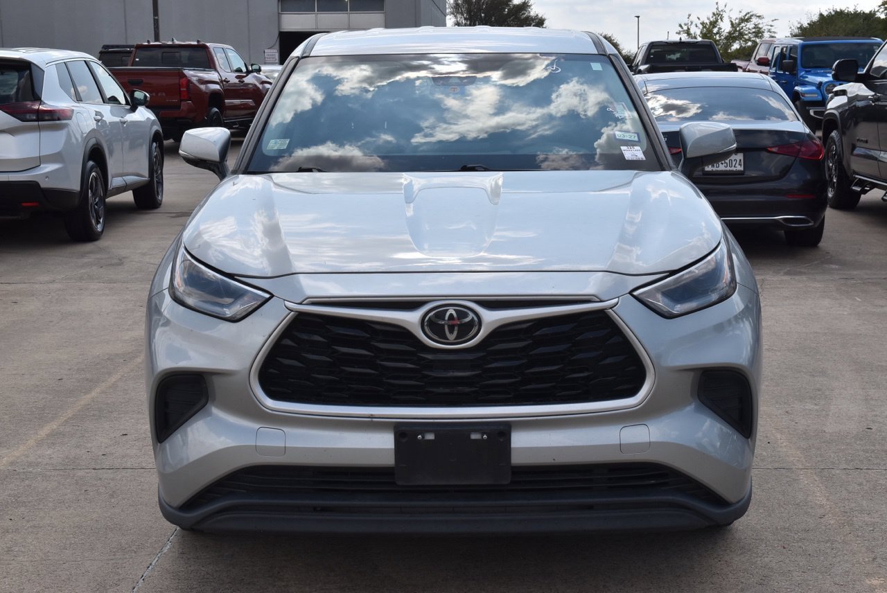 Used 2021 Toyota Highlander L FWD image 3