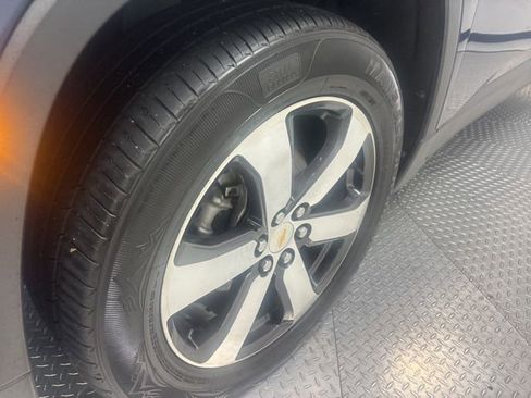 Used 2022 Chevrolet Traverse LT w/ LT Premium Package image 4