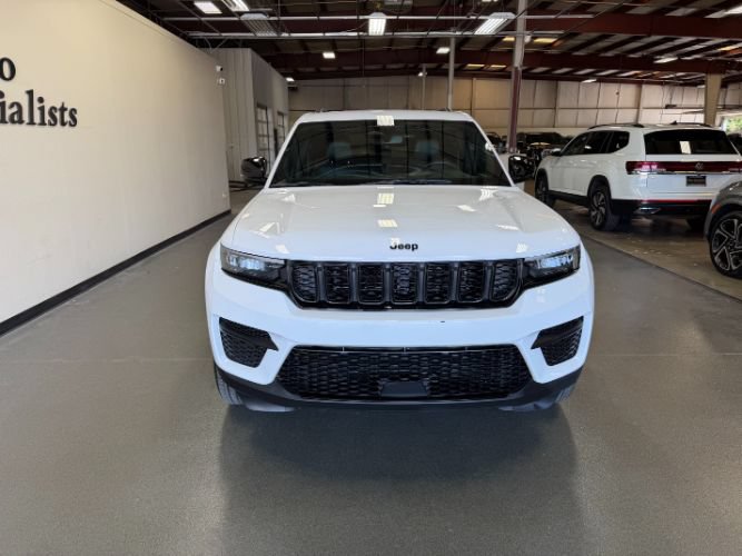 Used 2024 Jeep Grand Cherokee Altitude AWD/4WD image 8