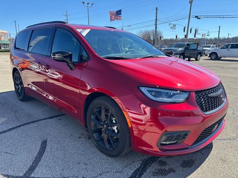 Used 2025 Chrysler Pacifica Limited w/ Trailer Tow Group image 8