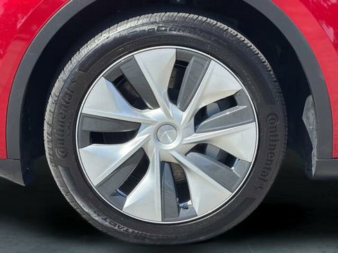 Used 2024 Tesla Model Y 2WD image 34