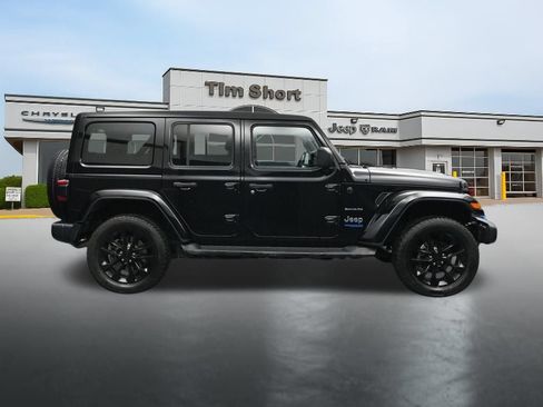 Used 2022 Jeep Wrangler Unlimited Sahara w/ Cold Weather Group AWD/4WD image 6