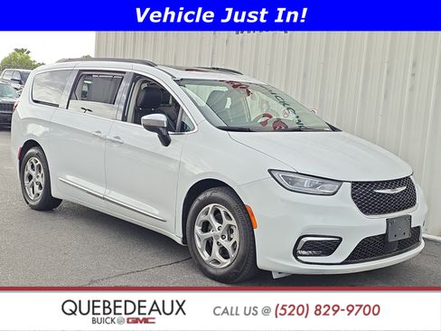 Used 2023 Chrysler Pacifica Limited FWD image 1