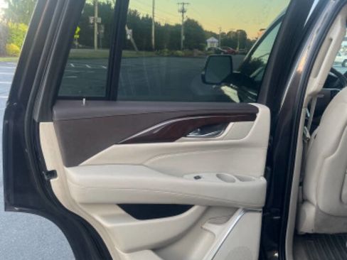 Used 2016 Cadillac Escalade Luxury AWD/4WD image 16