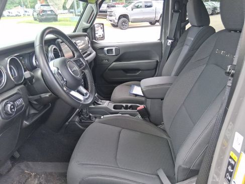 Used 2022 Jeep Gladiator Overland AWD/4WD image 11
