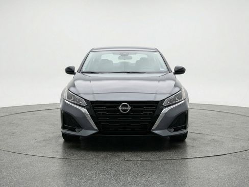 Used 2025 Nissan Altima 2.5 SV image 2