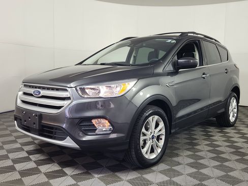 Used 2018 Ford Escape SE w/ Ford Safe & Smart Package image 3