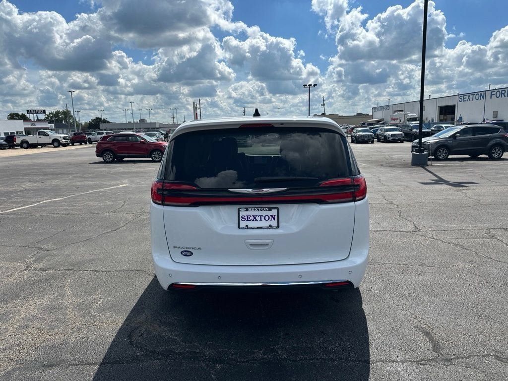Used 2023 Chrysler Pacifica Touring-L FWD image 6