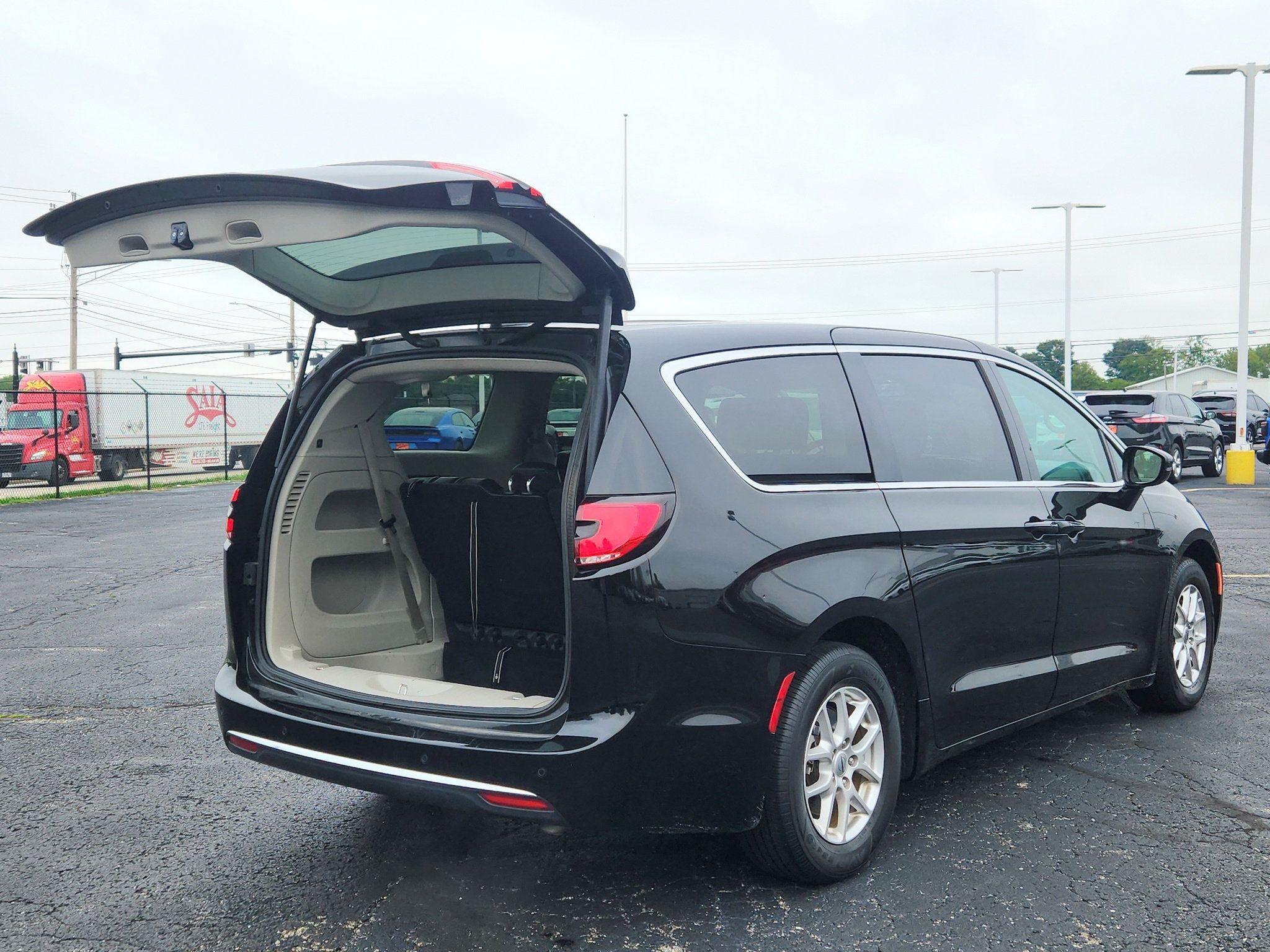 Used 2024 Chrysler Pacifica Touring-L FWD image 15