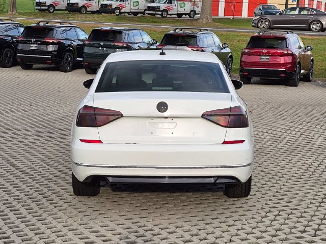 Used 2018 Volkswagen Passat 2.0T R-Line FWD image 4