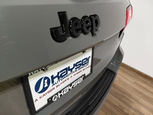 Used 2020 Jeep Grand Cherokee Altitude AWD/4WD image 11