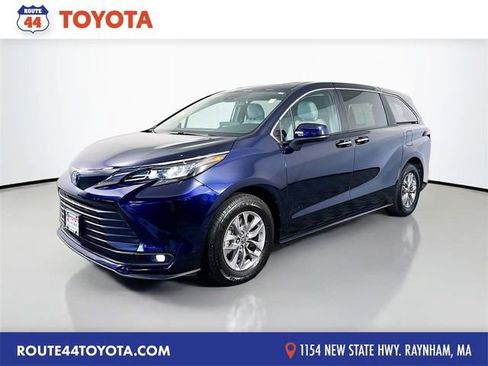 Used 2025 Toyota Sienna XLE AWD/4WD image 1