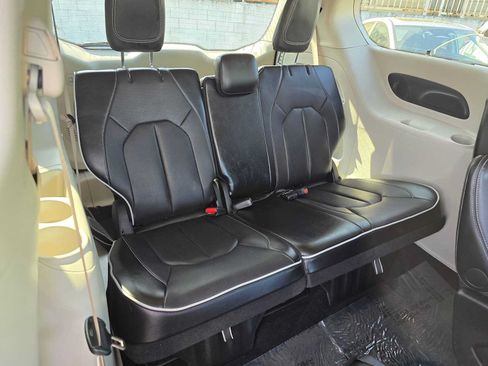 Used 2024 Chrysler Pacifica Limited FWD image 13