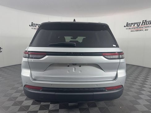 Used 2023 Jeep Grand Cherokee Altitude RWD image 8