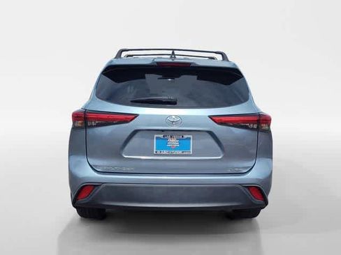 Used 2022 Toyota Highlander LE AWD/4WD image 4