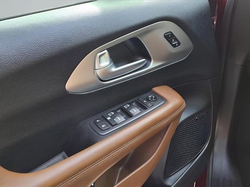 Used 2021 Chrysler Pacifica Limited w/ Uconnect Theater Family Group image 8