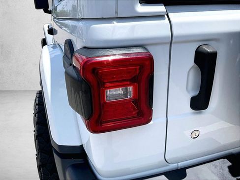 Used 2018 Jeep Wrangler Unlimited Sahara AWD/4WD image 28